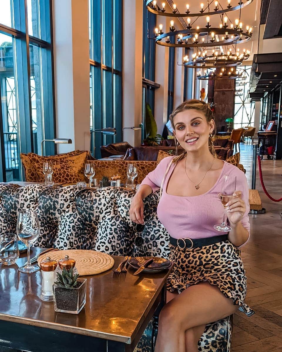 Ashley Jamesさんのインスタグラム写真 - (Ashley JamesInstagram)「Fitting in to my environment quite nicely wearing my leopard print skirt from my own collection. 🐆❤️ I still can't believe I have my own sustainable collection (made out of recycled plastic bottles). There's big billboards around London with the campaign images on them, if you think I'll be going home and taking a selfie in front of one... you'd be absolutely right! Gotta celebrate these successes for yourself! 😆🤳🏻 If you see one around London, send me a pic! And even better, if you want to check out my collection, the link is in my bio. 😅🙏❤️ #AshleyJamesxLittleMistress #sustainablefashion」11月28日 3時22分 - ashleylouisejames
