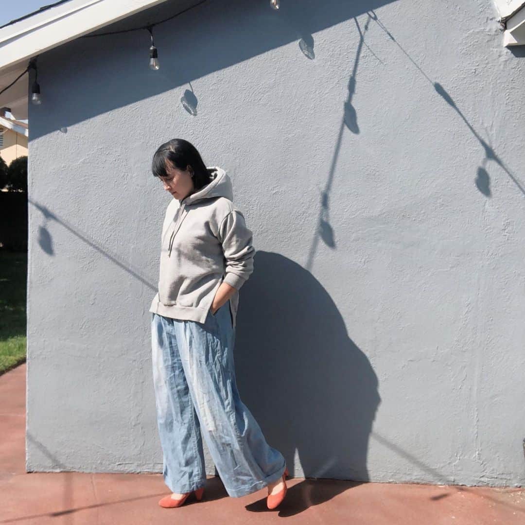 のインスタグラム：「Before the rain started the come down it was so sunny and warm. Weird weather this fall. Either way, I’m totally enjoying this rain!!! #itsraining #losangelesrain #looseoutfit #ootd 雨が降ってくるまえには暖かくて、めっちゃ晴れてたのにね。今年の秋冬の天気が不思議。今日と明日は珍しく雨。やったね〜✌️#ロス雨 #ろすあんじぇるす #天気 #everlane #everlanewomen」