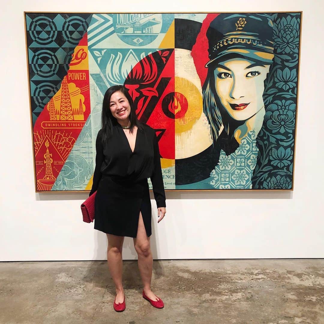 Shepard Faireyのインスタグラム：「RAISE THE LEVEL AVAILABLE ON GIVING TUESDAY, DECEMBER 3RD! Swipe through to view the print. ⠀⠀⠀⠀⠀⠀⠀⠀⠀⁣ Here's my wife @amandafairey, who's also my model for this piece, representing an environmental activist for this Raise The Level piece that she's standing in front of. If you're in Los Angeles, you can view this fine art canvas at my #FACINGTHEGIANT exhibition currently at @oti.official! ⠀⠀⠀⠀⠀⠀⠀⠀⠀⁣ If you're looking for an organization to support this upcoming Tuesday, be sure to check out 350.org. I'm releasing these Raise The Level prints online on #GivingTuesday, December 3rd at 10 AM PT, where a portion of proceeds goes to @350org, a non-profit organization working to end the age of fossil fuels. Purchase this print and help support their global grassroots movement to fight climate change! -Shepard ⠀⠀⠀⠀⠀⠀⠀⠀⠀⁣ Raise The Level. Screenprint on cream Speckle Tone Paper. 24 x 36 inches. Signed by Shepard Fairey. Numbered edition of 550. $100. A portion of proceeds goes to @350org. Available on Tuesday, December 3rd at 10 AM PT at store.obeygiant.com/collections/prints. Max order: 1 per customer/household. *Orders are not guaranteed as demand is high and inventory is limited.* Multiple orders will be refunded. International customers are responsible for import fees due upon delivery.⁣ ALL SALES FINAL.」