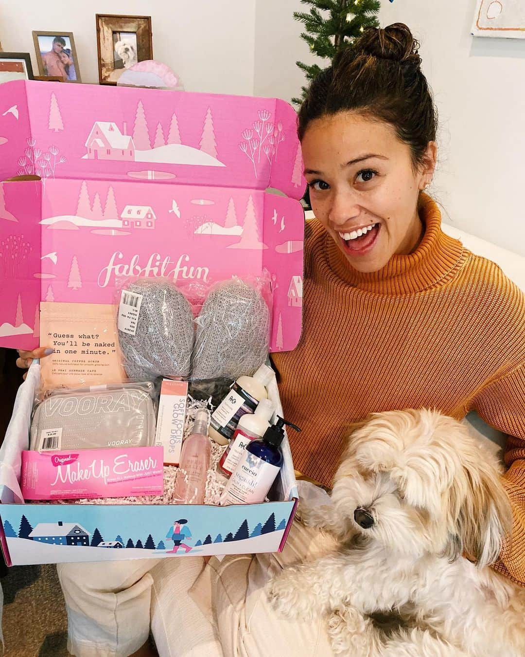 ジーナ・ロドリゲスさんのインスタグラム写真 - (ジーナ・ロドリゲスInstagram)「#fabfitfunpartner guess what I just received?! My @fabfitfun box! 🤗 This winter you can get $10 off your first box at FabFitFun.com with my coupon code: GINA. 🥳 Not only does #fabfitfun partner with charities and female founded companies, but they allow me to try products that are great for everyday use, such as the MakeUp Eraser that lasts up to 3 years and the faux fur chancletas (slippers) that will keep my feet warm and cozy this winter ❄️. We can all use a little #selfcare.」11月28日 3時51分 - hereisgina