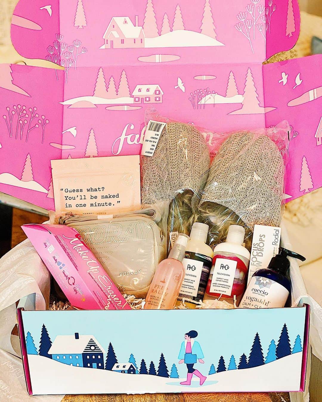 ジーナ・ロドリゲスさんのインスタグラム写真 - (ジーナ・ロドリゲスInstagram)「#fabfitfunpartner guess what I just received?! My @fabfitfun box! 🤗 This winter you can get $10 off your first box at FabFitFun.com with my coupon code: GINA. 🥳 Not only does #fabfitfun partner with charities and female founded companies, but they allow me to try products that are great for everyday use, such as the MakeUp Eraser that lasts up to 3 years and the faux fur chancletas (slippers) that will keep my feet warm and cozy this winter ❄️. We can all use a little #selfcare.」11月28日 3時51分 - hereisgina