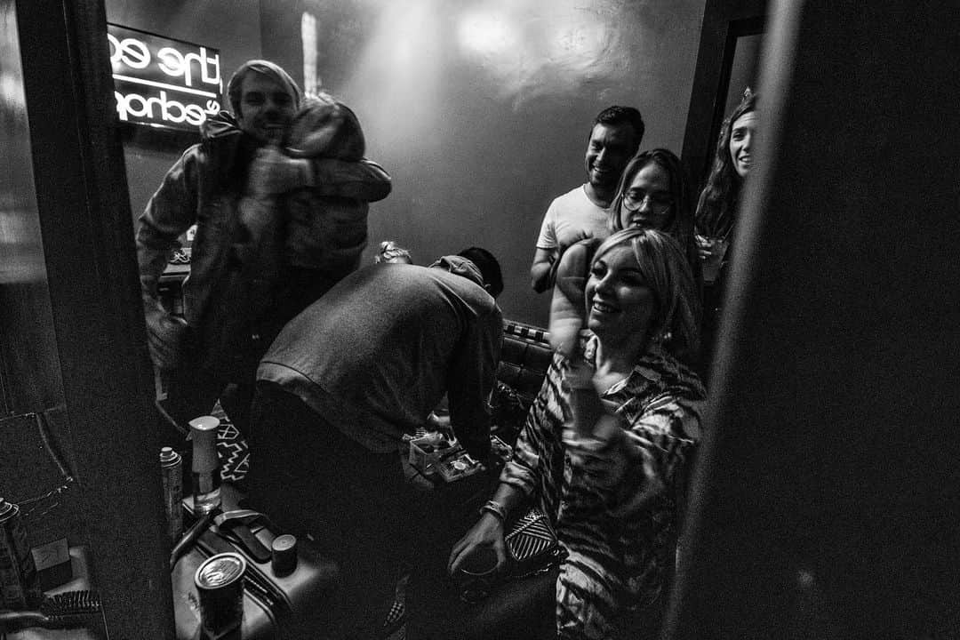 リトル・ブーツさんのインスタグラム写真 - (リトル・ブーツInstagram)「What really goes on backstage... Not much except hanging out in confined spaces drinking warm alcohol but i love it when suddenly there’s too many people in the dressing room everyone turns up at once and outside is buzzing and every one who really cares about you is crammed in one tiny space eyeing up dubious looking chips and dips 💗 Thanks everyone who made/ came to the LA show shot backstage here by @goodtimerickstudios @theechola full selection in my stories 👀 . . . #backstage #backstage #vip #echoplex #echola #theecho #echoplex #losangeles #livemusic #gigs #livemusic #electronicmusic #lamusic #lamusicscene #independentmusic #backstage #friends #dressingroom #hairandmakeup #gigready #backstagelife #backstagesecrets」11月28日 3時58分 - littlebootsmusic