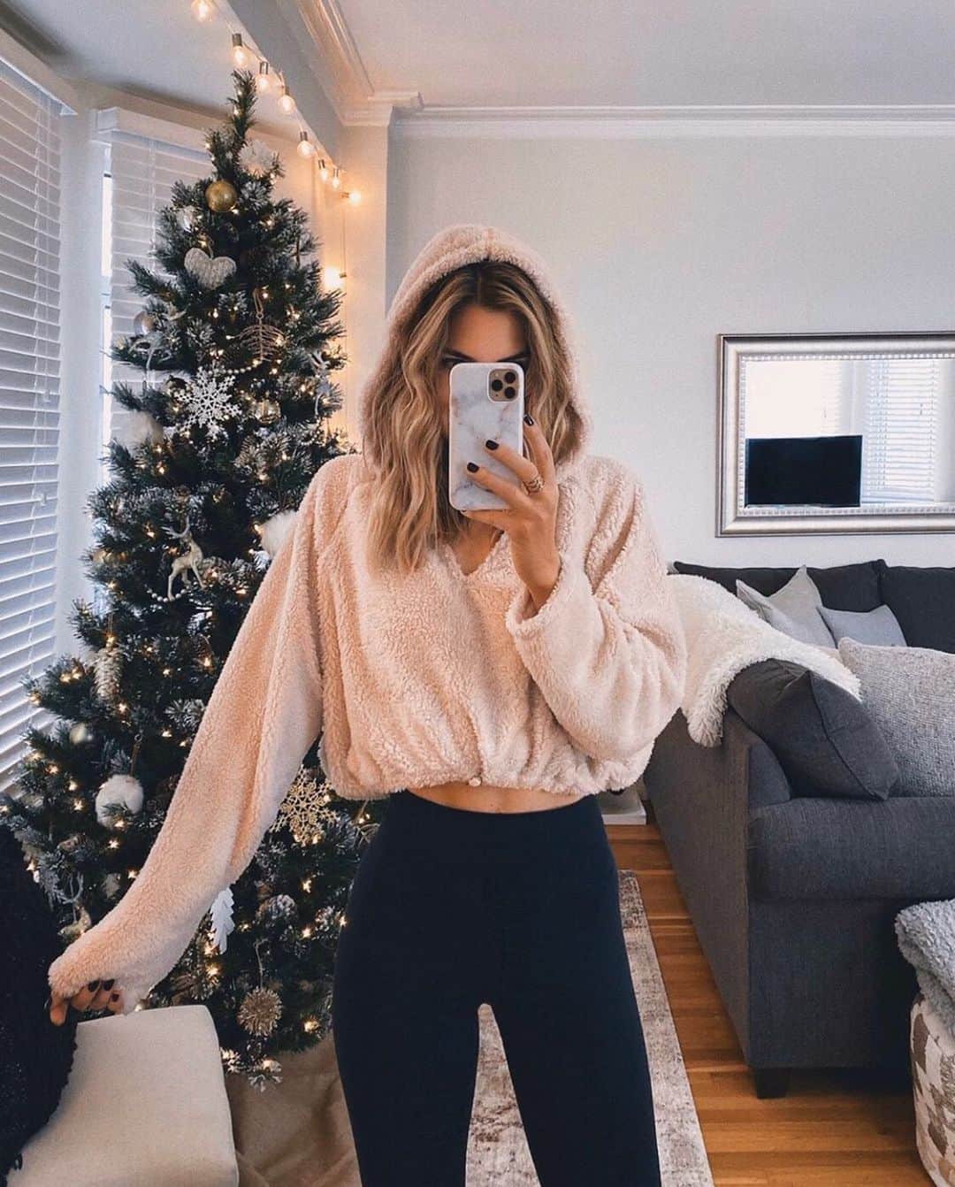 VELVETCAVIARさんのインスタグラム写真 - (VELVETCAVIARInstagram)「Serious question: do you hang Christmas decorations before or after Thanksgiving? 🦃🎄 @nicholeciotti with our Gray Clouds Marble Case. Get yours @velvetcaviar. #velvetcaviar #marble #thanksgiving #christmas」11月28日 4時00分 - velvetcaviar