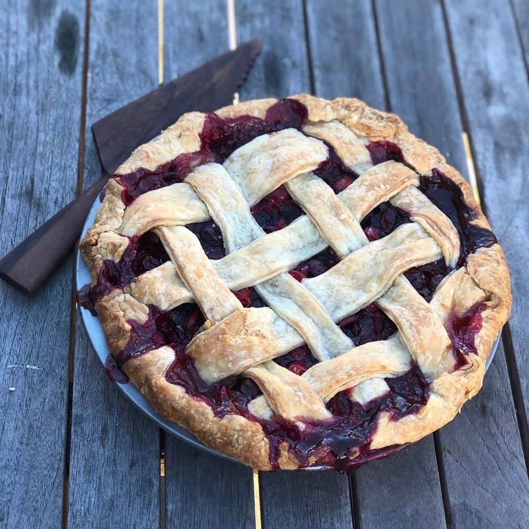 ベス・ベアーズさんのインスタグラム写真 - (ベス・ベアーズInstagram)「So grateful for @emmarollinmoore for teaching us how to make insanely delicious pies from scratch. @maureenbehrs and I can’t wait to bake again! @womens_heritage」11月28日 4時09分 - bethbehrs