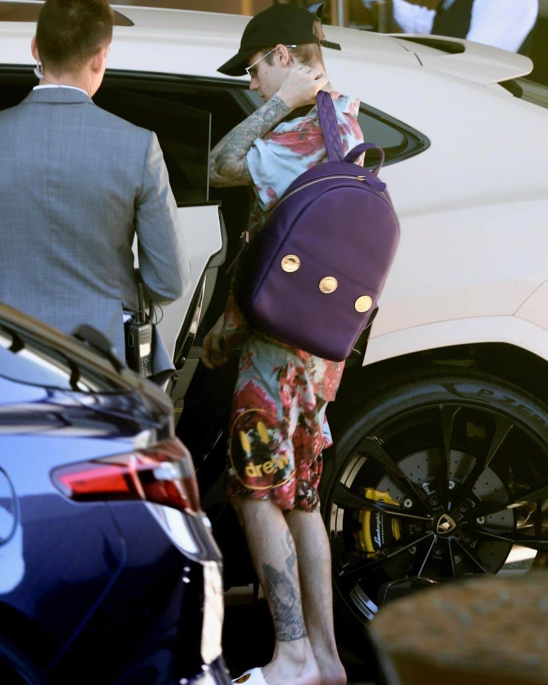ロブ・ディアデックのインスタグラム：「S/O to my man @justinbieber rocking that @cccxxxiii backpack tough in the streets. The @dyrdekmachine appreciates the love 💜🧬🔮✝️🙏🏼 #manufacturingamazing #doordier」