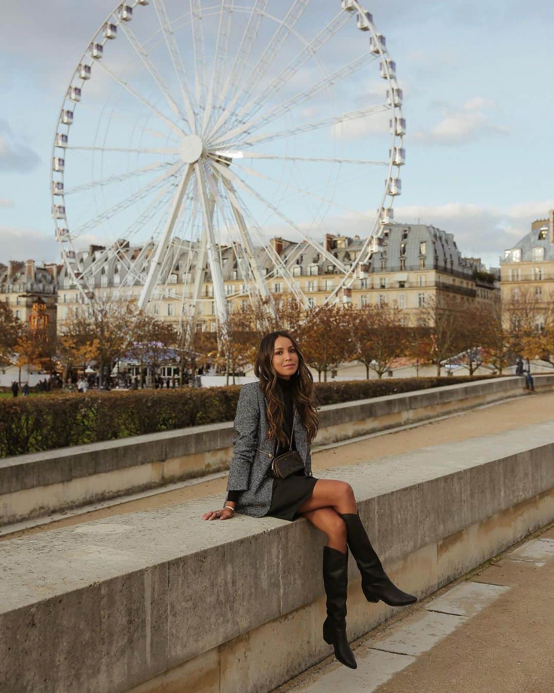 ジュリー・サリニャーナさんのインスタグラム写真 - (ジュリー・サリニャーナInstagram)「Quick snap before ridin’ the Ferris wheel for the first time in Paris! 🎡 ps- how cute is my little purse?」11月28日 4時04分 - sincerelyjules