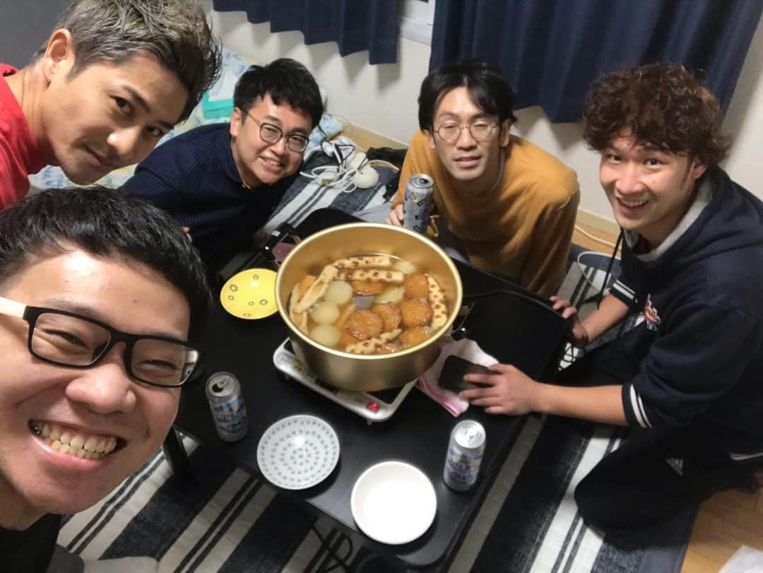 岡下雅典のインスタグラム：「楽しい夜じゃった。 銀シャリ橋本さんも来てくれた。 おでん作ってよかった。 やっぱ鍋デカすぎやな。 この後海野さんも来た。 デカ鍋ありがとうございます。 海野さん。安田さん。」