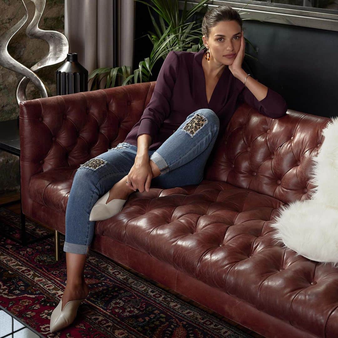 のインスタグラム：「Pair This beautiful blackberry colored blouse paired with these fabulous cropped denim with leopard cut outs, a must this holiday season Blouse 194419, Pant 194942 #JosephRibkoff #IlovemyJR  Ce magnifique chemisier de couleur mûre agencé à ce fabuleux denim écourté à découpes léopard est un essentiel cette saison. Blouse 194419, Pantalon 194942 #JosephRibkoff #IlovemyJR」