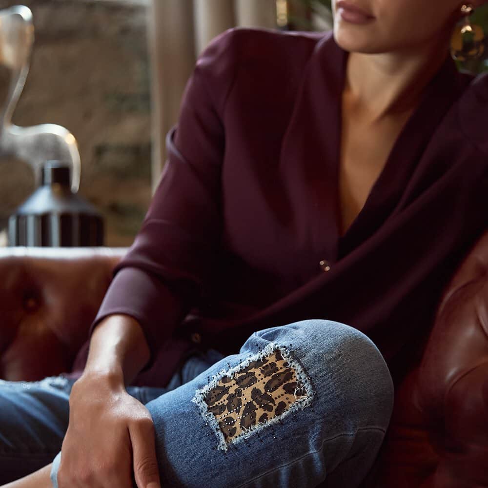 のインスタグラム：「Pair This beautiful blackberry colored blouse paired with these fabulous cropped denim with leopard cut outs, a must this holiday season Blouse 194419, Pant 194942 #JosephRibkoff #IlovemyJR  Ce magnifique chemisier de couleur mûre agencé à ce fabuleux denim écourté à découpes léopard est un essentiel cette saison. Blouse 194419, Pantalon 194942 #JosephRibkoff #IlovemyJR」
