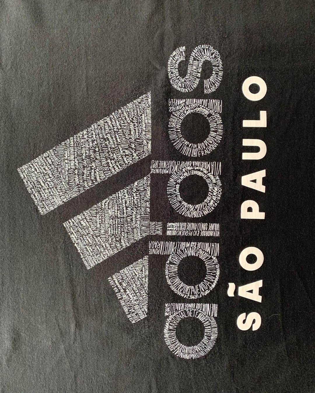 Jonas Sulzbachさんのインスタグラム写真 - (Jonas SulzbachInstagram)「E aee galera linda, na paz?? Saca só que irada essa camiseta da @adidasbrasil 🤘🏼. É da coleção CIDADES. E ela traz gírias, bairros e lugares icônicos de Sampa e RJ. . Ahh, DÊ UM ZOOM na última foto e me conta oq mais te representa em SP!!! To curioso haha. . #criadocomadidas #heretocreate」11月28日 4時21分 - jonassulzbach