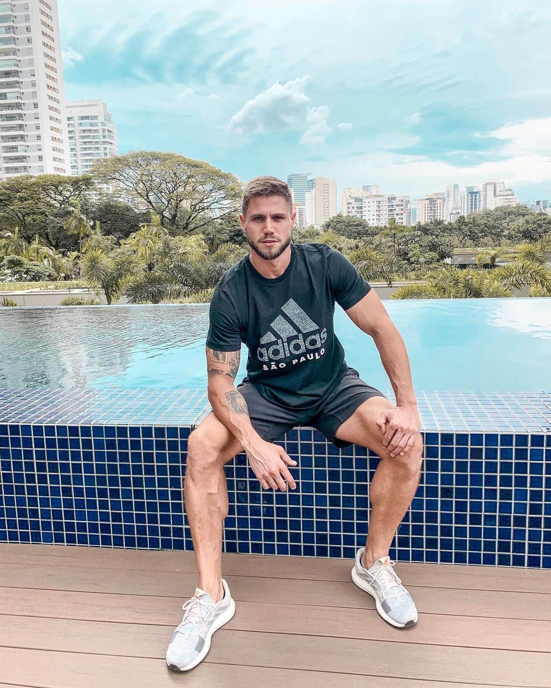 Jonas Sulzbachさんのインスタグラム写真 - (Jonas SulzbachInstagram)「E aee galera linda, na paz?? Saca só que irada essa camiseta da @adidasbrasil 🤘🏼. É da coleção CIDADES. E ela traz gírias, bairros e lugares icônicos de Sampa e RJ. . Ahh, DÊ UM ZOOM na última foto e me conta oq mais te representa em SP!!! To curioso haha. . #criadocomadidas #heretocreate」11月28日 4時21分 - jonassulzbach