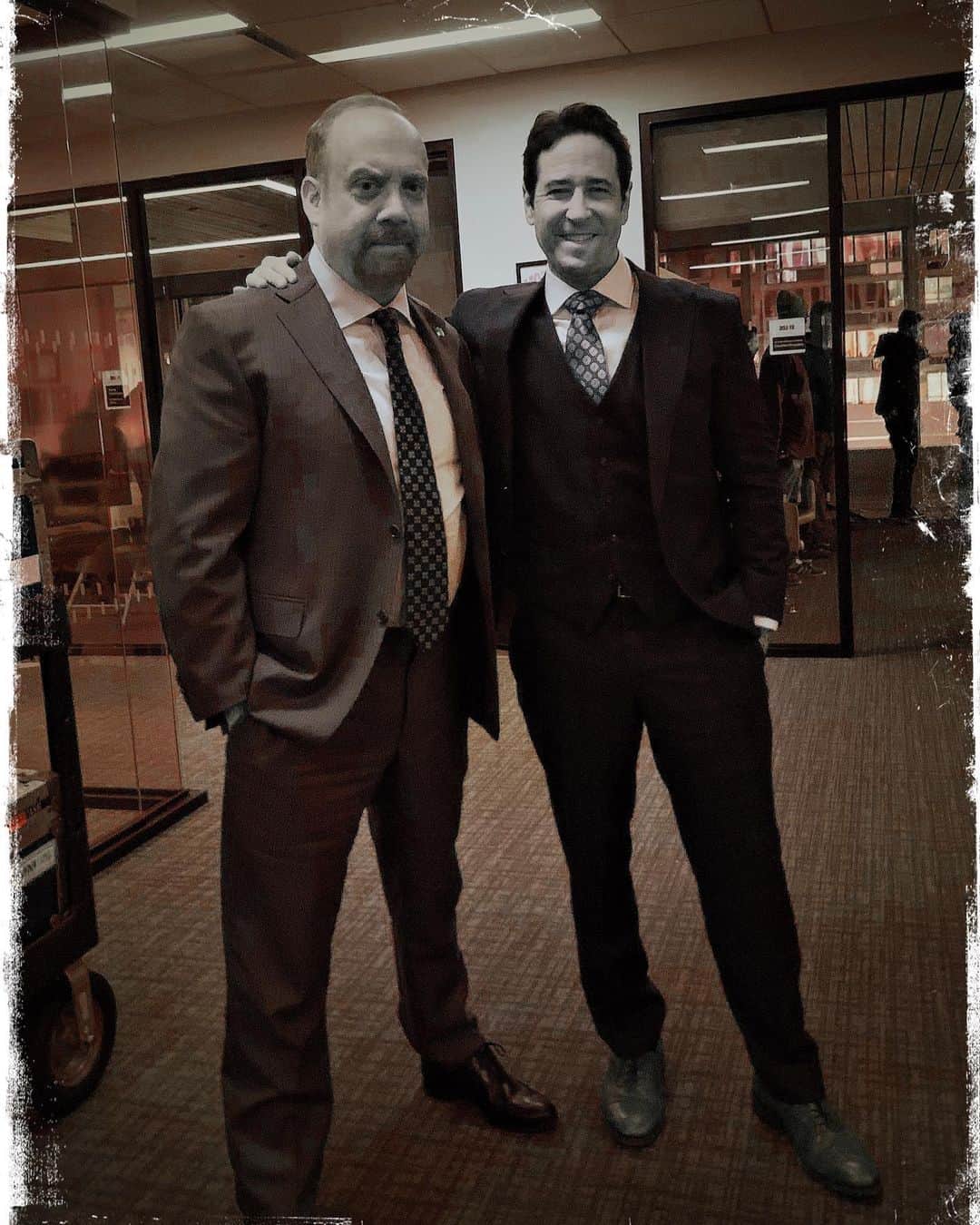 ロブ・モローのインスタグラム：「Always fun playing w/ #paulgiamatti plus the natty duds they deck me out in #Billions season 5 @sho_billions」