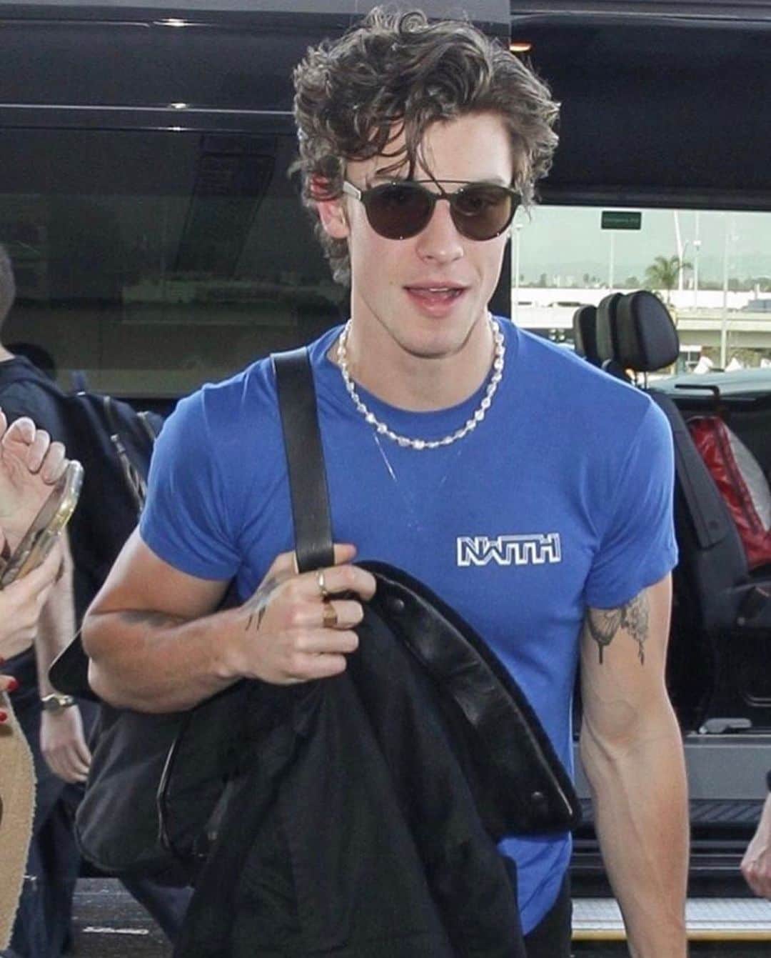 のインスタグラム：「@shawnmendes out and about wearing our Beaded Choker with Baroque Pearls 🔥 #Nialaya #NialayaMen #ShawnMendes」