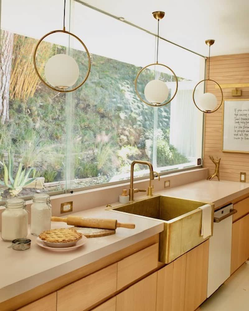 ジェイミー・キングさんのインスタグラム写真 - (ジェイミー・キングInstagram)「This @thompsontraders hand made hammered brass sink makes my heart sing! It goes perfectly with the custom pink concrete countertops we designed with @concretecollaborative. Photography by @kellybalch」11月28日 4時30分 - jaime_king