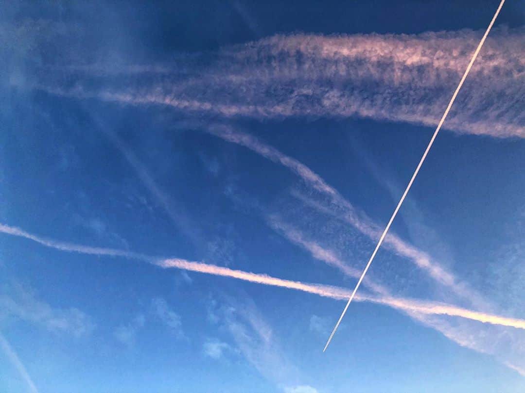 新倉瞳さんのインスタグラム写真 - (新倉瞳Instagram)「Hello Zürich  チューリッヒにただいま  飛行機雲が浮かんでは消えるこの空に さっきまで居たのね  #sky #zürich」11月28日 4時45分 - hitominiikura