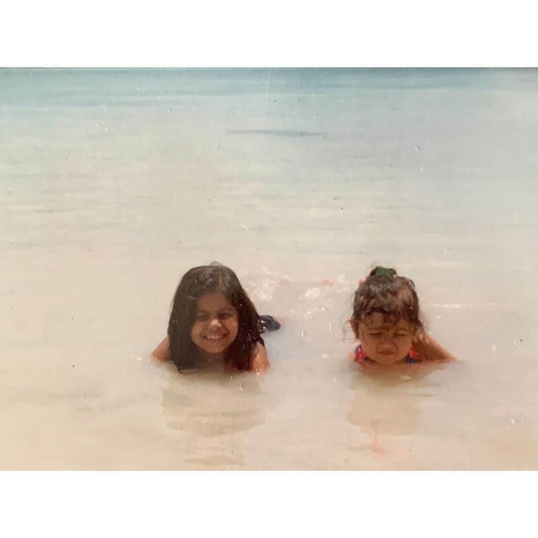 アリア・バットのインスタグラム：「Now here’s that moment where I’m struggling to type that perfect birthday caption for my brilliant sisters birthday.. I type I cancel I type I cancel.. and the reason I do that is (well for starters I’m not a beautiful writer like her) but also cause we speak a language that would probably not make sense.. The relationship we share is a language that doesn’t exist.. except for in our eyes.. and toes okay and maybeeee our knees.. So anyway.. Sir.. You’re the sweetest artichoke the pudding of Naples has seen cause eventually we all just have to bobble our way through the heavens of sisterhood and I’m glad we’ve had the little nook of heaven with cats and aloo fry and tons of london! Happy birthday sweet carrot I hope we yoddle together for as long as we have arms and leggies :) Oh and happy birthday 😀🙂❤️」