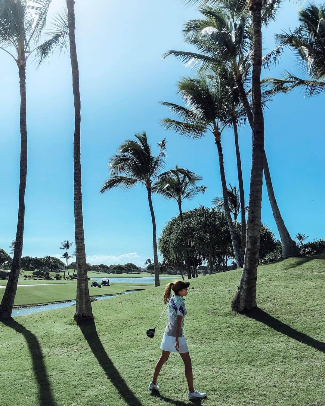 福井仁美さんのインスタグラム写真 - (福井仁美Instagram)「⛳️ Kapolei ──────────────── 3日間のゴルフトーナメント終わり！ まだ海をほとんどみてないけど、風と太陽とグリーンに癒された！！ ・ 昔ハワイでゴルフした時は、暑いのに長袖長ズボンで日焼け気にして全力で楽しめなかったブランチ時代。 今は、いい歳こいてTHE 南国ゴルファールックで54ホールも回って気持ちよさと引き換えに真っ黒です👍🏽 皆様お疲れ様でした！ ・ #hawaii #golf #hawaiigolf #kapolei #kapoleigolfclub #ゴルフ　#ゴルフ女子 #ゴルフコンペ　#カポレイ #ハワイ」11月28日 4時42分 - hitton28