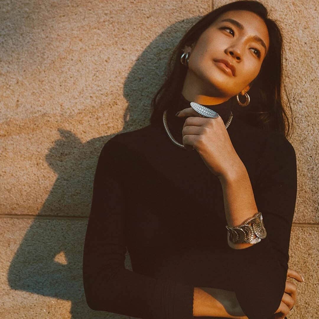 のインスタグラム：「Catch the light with vintage-inspired statement pieces. Tap to shop @laurajung's modern heritage holiday wishlist.  #JohnHardy #HolidayGifts」