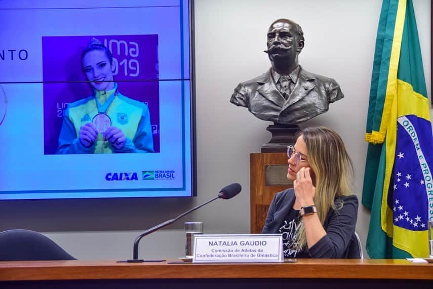 ナターリア・ガウジオのインスタグラム：「Sobre essa experiência incrível que juntou minhas 2 paixões, o esporte e a carreira jurídica!! Foi um orgulho e uma honra muito grande representar todos os atletas da confederação Brasileira de Ginástica nessa audiência na Câmara dos Deputados em Brasília!! 😍✨🙏🏻🔰🇧🇷🤸🏼‍♀️❤️ #inlove #bsb #grateful #camara #deputados #cbg #athletes #happiness」