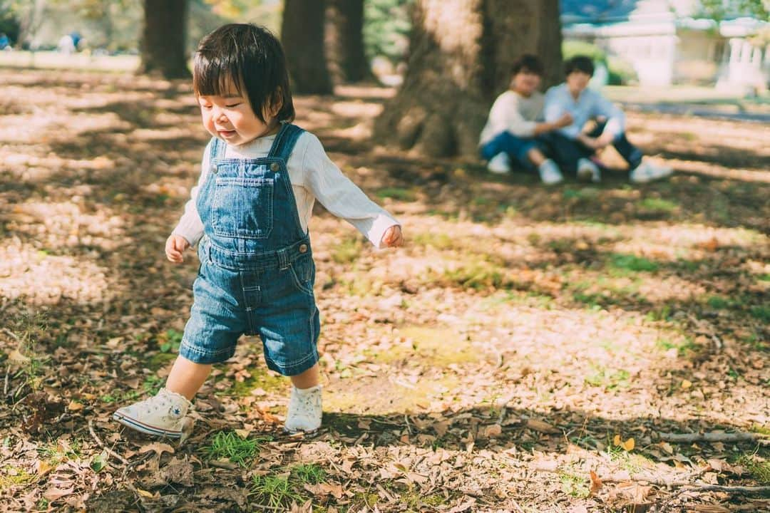 クロさんのインスタグラム写真 - (クロInstagram)「先日「新宿御苑」にて家族写真撮影してもらってきました☺️🙏🏽﻿ photo by @sass_sir ﻿ お天気が良い中﻿ 歩くことを楽しむタニちゃんの姿を撮ってもらえたのがとても嬉しい😆👍🏽﻿ ﻿ #佐々木博史 #ポートレート #写真好きさんと繋がりたい #ファミリーフォト #家族写真 #記念撮影 #family #1歳3カ月 #モデル #tokyo #新宿御苑 #東京 #可愛い #ありがとう #大好き #空 #ファッション #撮影 #コーデ #クロピータニ」11月28日 10時23分 - kuro_risa