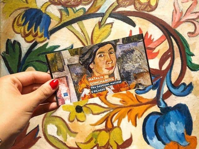 パラッツォストロッツィさんのインスタグラム写真 - (パラッツォストロッツィInstagram)「Domani siamo aperti fino alle 23! Come ogni giovedì.  Oltre a "Natalia Goncharova tra Gauguin, Matisse e Picasso" ricorda che sono gli ultimi giorni disponibili per vedere "VISIO. Moving Images After Post-Internet", in Strozzina, la mostra contemporanea promossa e organizzata con @schermodellarte 😉  Grazie @alonnaheller per aver condiviso la foto con noi 😊  #NataliaGoncharova #avantgarde #RussianArtist #folkstyle #FemaleArtist #russianavantgarde #ModernArt #PalazzoStrozzi #Firenze #Florence #Tuscany #Toscana #Mostra #Exhibition ##artgram」11月28日 5時02分 - palazzostrozzi