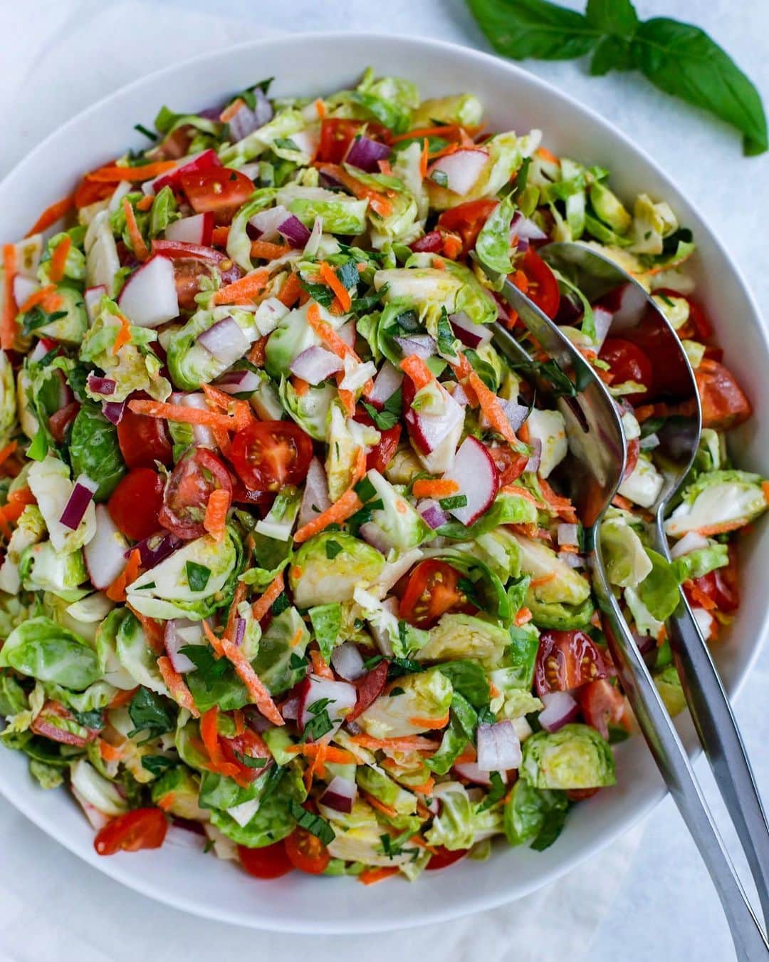 Easy Recipesさんのインスタグラム写真 - (Easy RecipesInstagram)「The most simple and super delicious Brussel Sprouts Salad recipe you can make! Change things up this year and and a new salad recipe to your holiday menu. Grab the full recipe link from my bio.  https://www.cookinwithmima.com/brussel-sprouts-salad/」11月28日 5時04分 - cookinwithmima