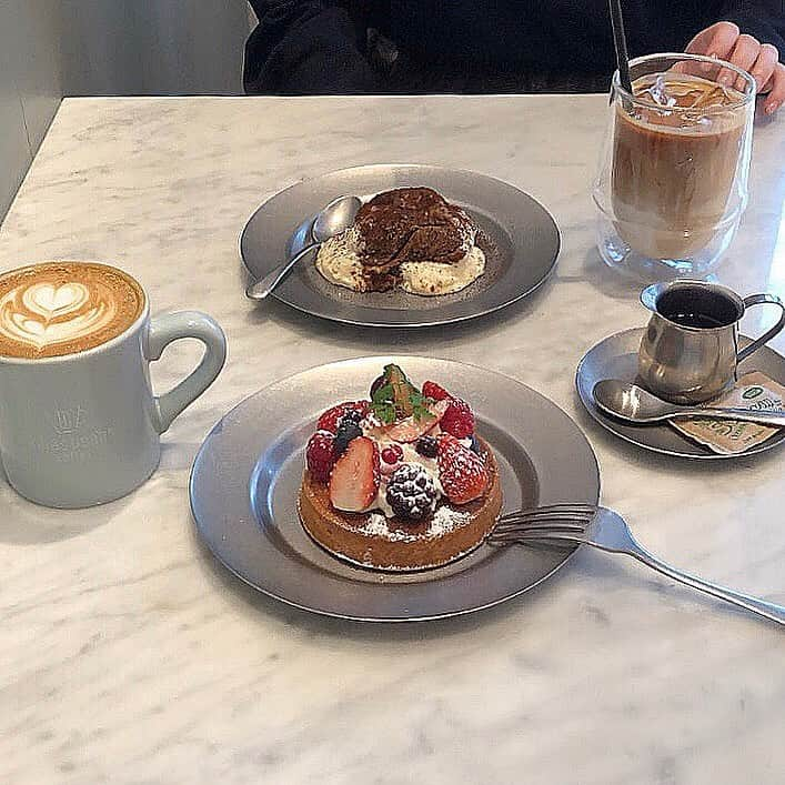 磯俣愛さんのインスタグラム写真 - (磯俣愛Instagram)「おはよ〜今日も1日がんばろけ〜 青山のカフェだぜ❤︎表参道駅のすぐ近くだぜ ティラミスすくう店だぜ . . . 画質悪いのもたまには味ということで #表参道カフェ#青山カフェ#ロハスビーンズコーヒー#lohasbeanscoffee#タルト#表参道ランチ#青山ランチ#カフェ巡り#カフェ好き#東京カフェ#東京カフェ巡り#カフェアート#いちごタルト」11月28日 5時09分 - ai_isomata