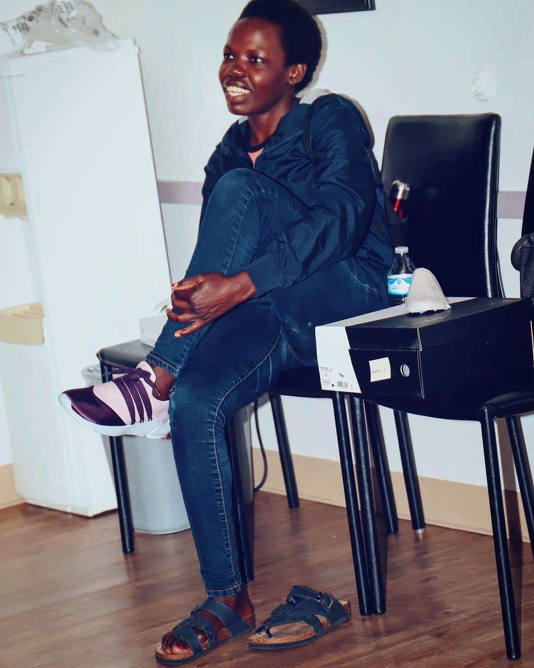のインスタグラム：「Bringing smiles and spreading love at the @covhouseca_official youth shelter in Los Angeles...😊🛫💥 . . . #WhatsYourCreativeRecreation Use the hashtag: #MyCreativeRecreationIs and tag @creativerecreation in your story, for a chance to get 60% off select items on our website. #HappyThanksgiving #SpreadLove #grateful #Gratitude #Sneakers #Shoes #Fashion #CreativeRecreation」