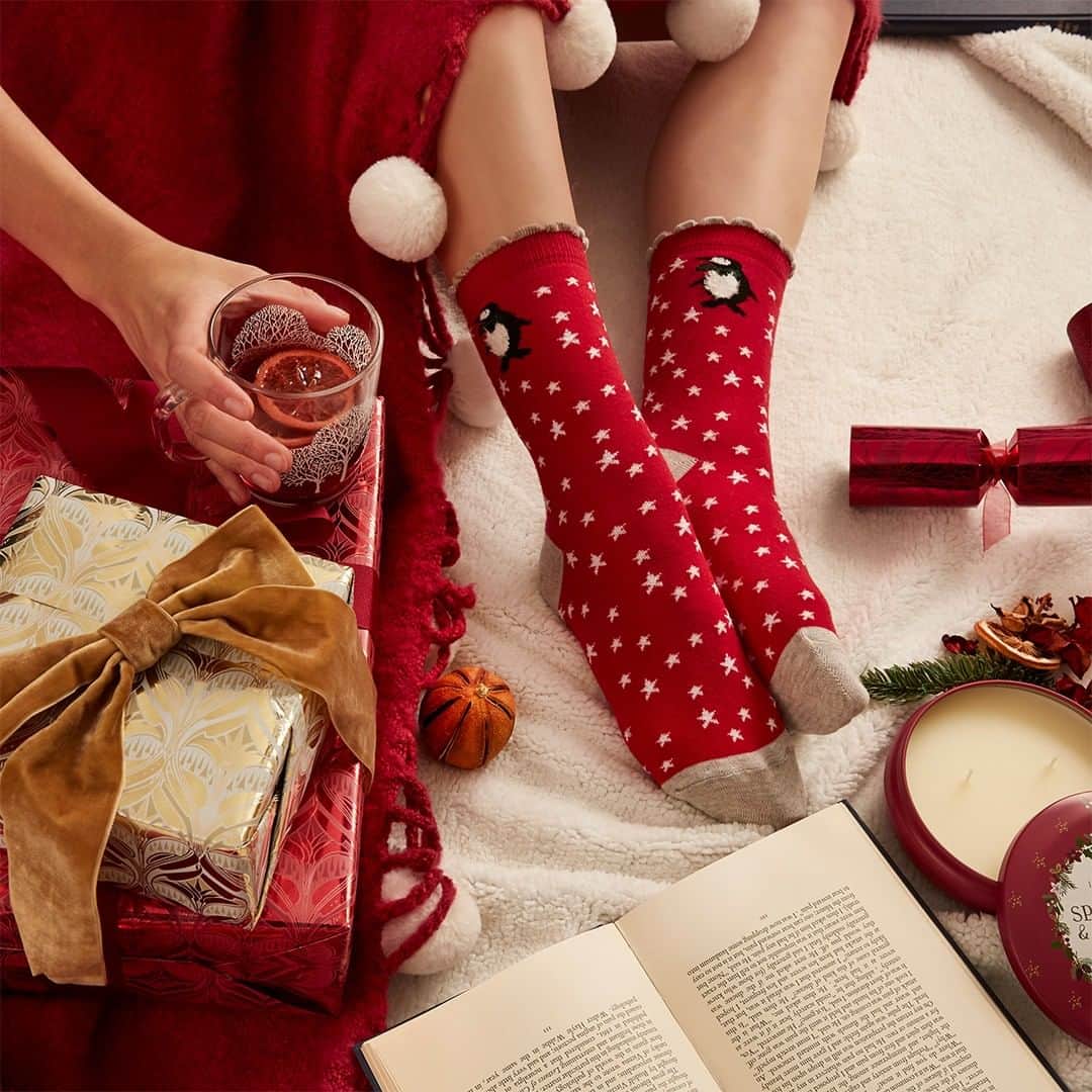 ローラアシュレイさんのインスタグラム写真 - (ローラアシュレイInstagram)「Christmas all wrapped up 🎁 From your cosy home essentials to your festive stocking fillers—you can find everything you need in our Christmas collections.」11月28日 5時45分 - lauraashleyuk