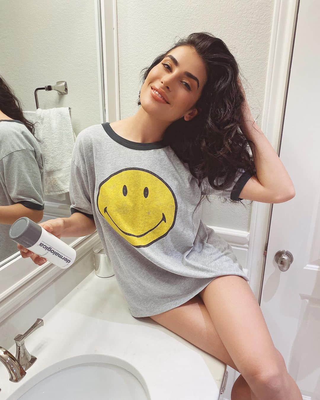 Sazan Hendrixさんのインスタグラム写真 - (Sazan HendrixInstagram)「My skin is honestly the happiest when I exfoliate but sometimes I forget! 😬 The easiest thing has been keeping this @dermalogica Daily Microfoliant in the shower at all times. It’s in powder form so I mix it with my cleanser or run it under water! My skin magically feels so smooth and bright. Best of all, my makeup looks 10x better when I take that extra step to polish my skin! 😃 #dermalogicapartner #skincare」11月28日 5時47分 - sazan