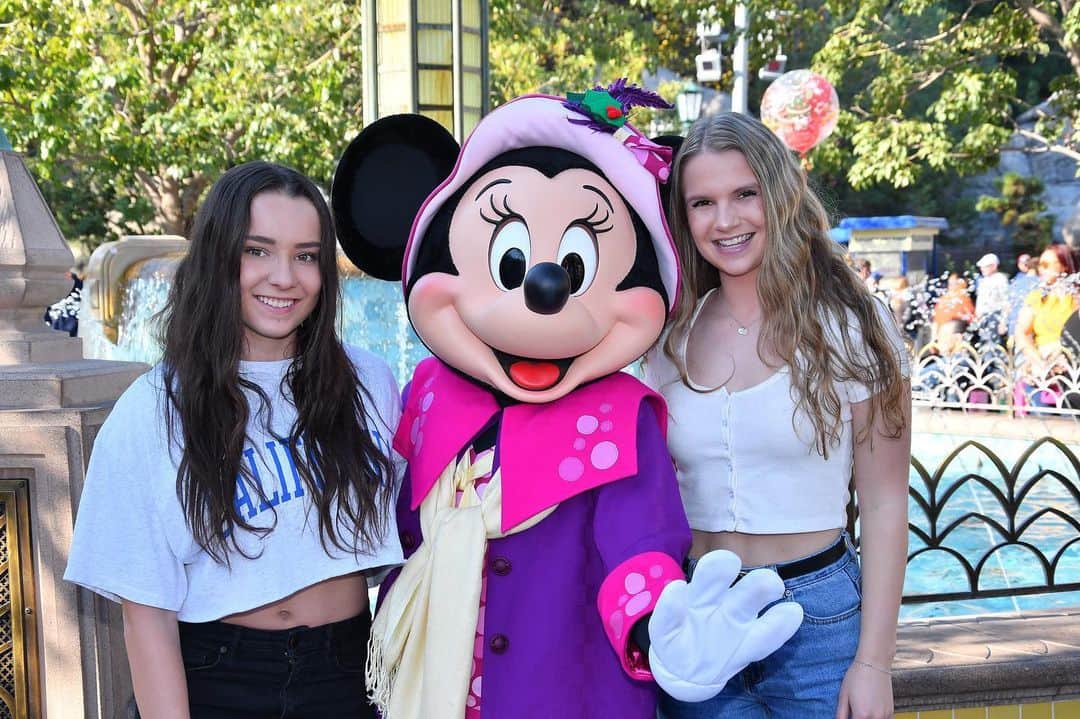 Estella Matthewsonのインスタグラム：「I may have gone to Disneyland but I’m still shorter than Minnie」