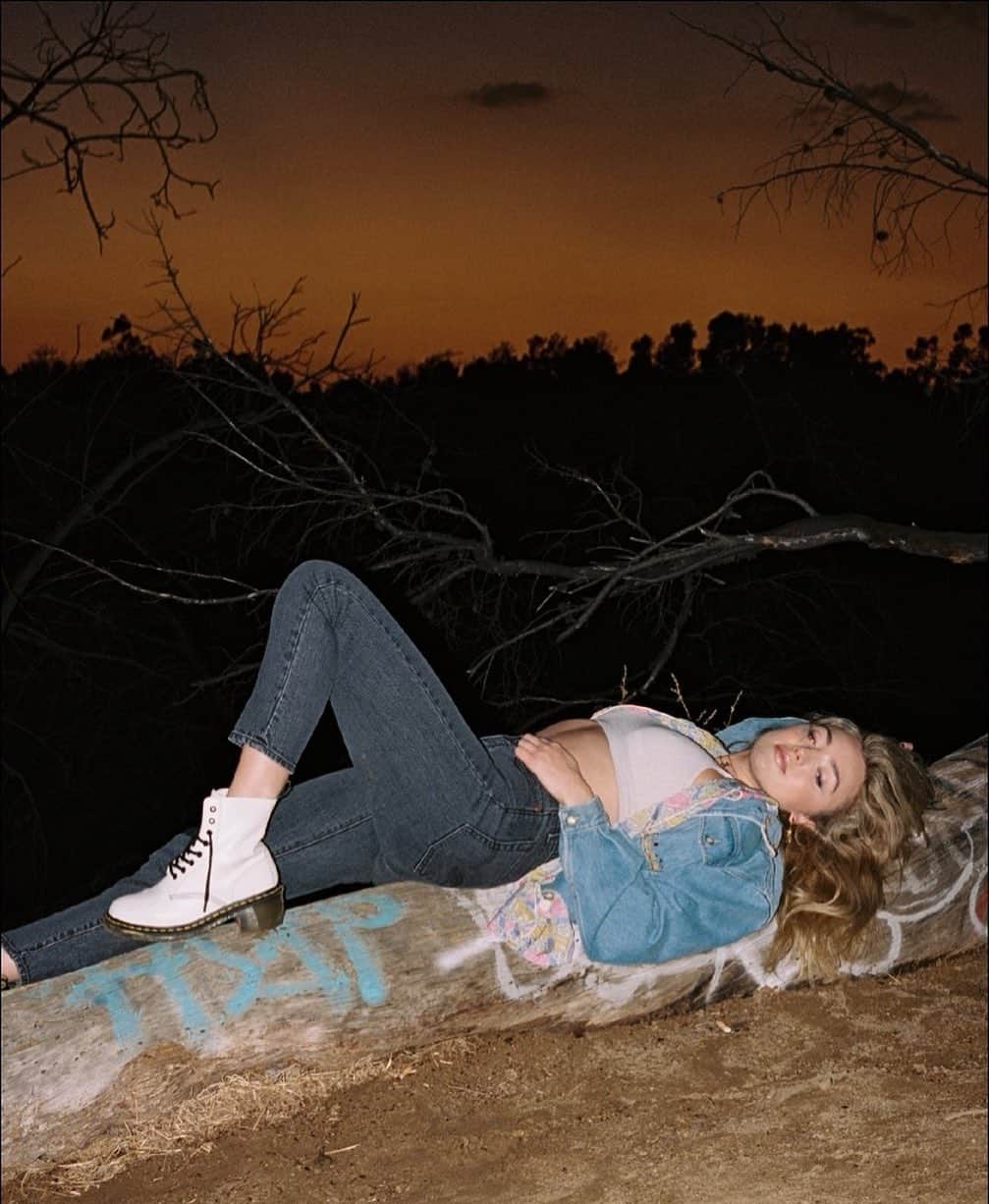 ペイトン・リストのインスタグラム：「trapped in a thanksgiving road trip with my family so thought i’d ask my dad to help with a caption and this is what he came up with “i’m flat on my back”」