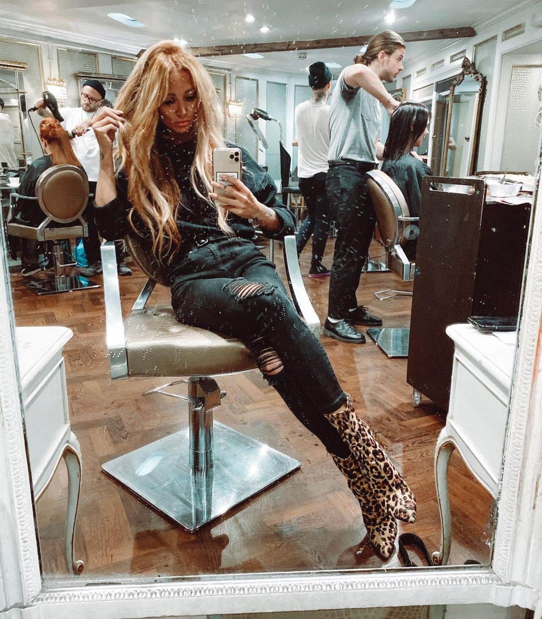 ルー・ティーズデールのインスタグラム：「FRE$$H hur thanks @taylor_taylor_london ☁️ - - Boots @egoofficial 🐾」