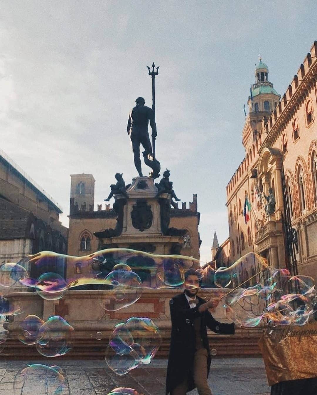 Instagramersさんのインスタグラム写真 - (InstagramersInstagram)「Feel the magic of #igers essence with this image at Bologna (Italy) when @igersbologna received some igers friends from @weareigersit and enjoyed together. You can see so many more images! 🎉😍📸💖 #igersbologna #weareigersit #igersitalia #igers」11月28日 6時23分 - igers