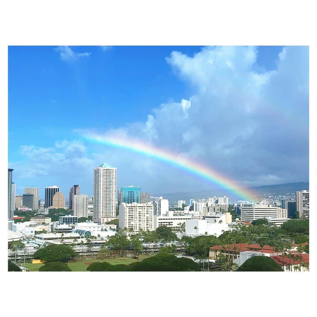 荒川れん子のインスタグラム：「No Rain No Rainbow 🌈  最近、雨も多いけど虹も多い😍 . .  #hawaii #oahu #rainbow #hula #luckywelivehawaii #happy #hawaiistagram #instahawaii #trip #rain #lifeisajourney #sky #hawaiilife #lifeisbeautiful #norainnorainbow #ハワイ #虹 #ハワイ暮らし #ハワイ生活 #ハワイ旅行 #旅 #日々の暮らし #レインボー #空 #イマソラ #カコソラ #フラ #癒し #一息」