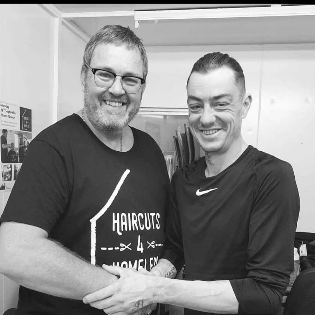 レナ・ヘディのインスタグラム：「Met this brilliant fella today, Stewart, on the left. He started @haircuts4homelessuk and has created something beautiful, changing lives, sharing touch and kindness. Proud to be your ambassador ✌️🧡 #shiftperspective」