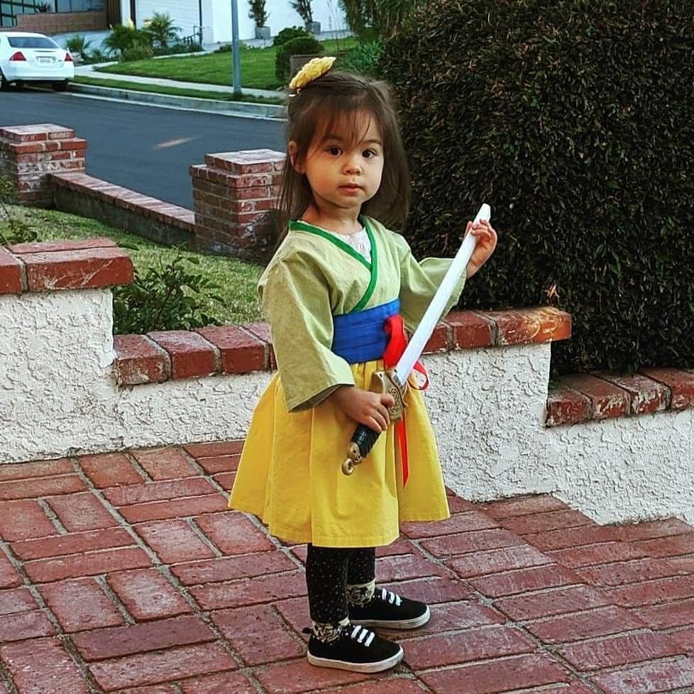 ベアトリサ・リャンのインスタグラム：「Happy birthday #2 to the most adorable chibi Mulan there ever was! 🥳🎂🎉 You cannot be more loved by me and I hope you never lose your whimsical ways and be a Disney princess forever... Especially a badass one like Mulan. Love you so much, #amaraodien ❤️ ➡️ Swipe to see Amara's skating skills that I didn't teach her 😂🤩 #disney #disneyprincess #disneybound #mulan #chibimulan #adorable #niece #auntielife #babymulan」