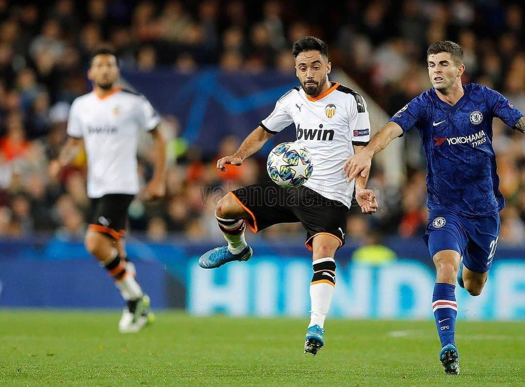 ハウメ・コスタさんのインスタグラム写真 - (ハウメ・コスタInstagram)「Otra noche mágica en Mestalla! Agradecidos por esta afición que ha estado de nuevo espectacular!! Ahora a trabajar para llegar a tope al partido del sábado que va a ser muy especial para mi 💪🏽」11月28日 7時01分 - jaumecosta11