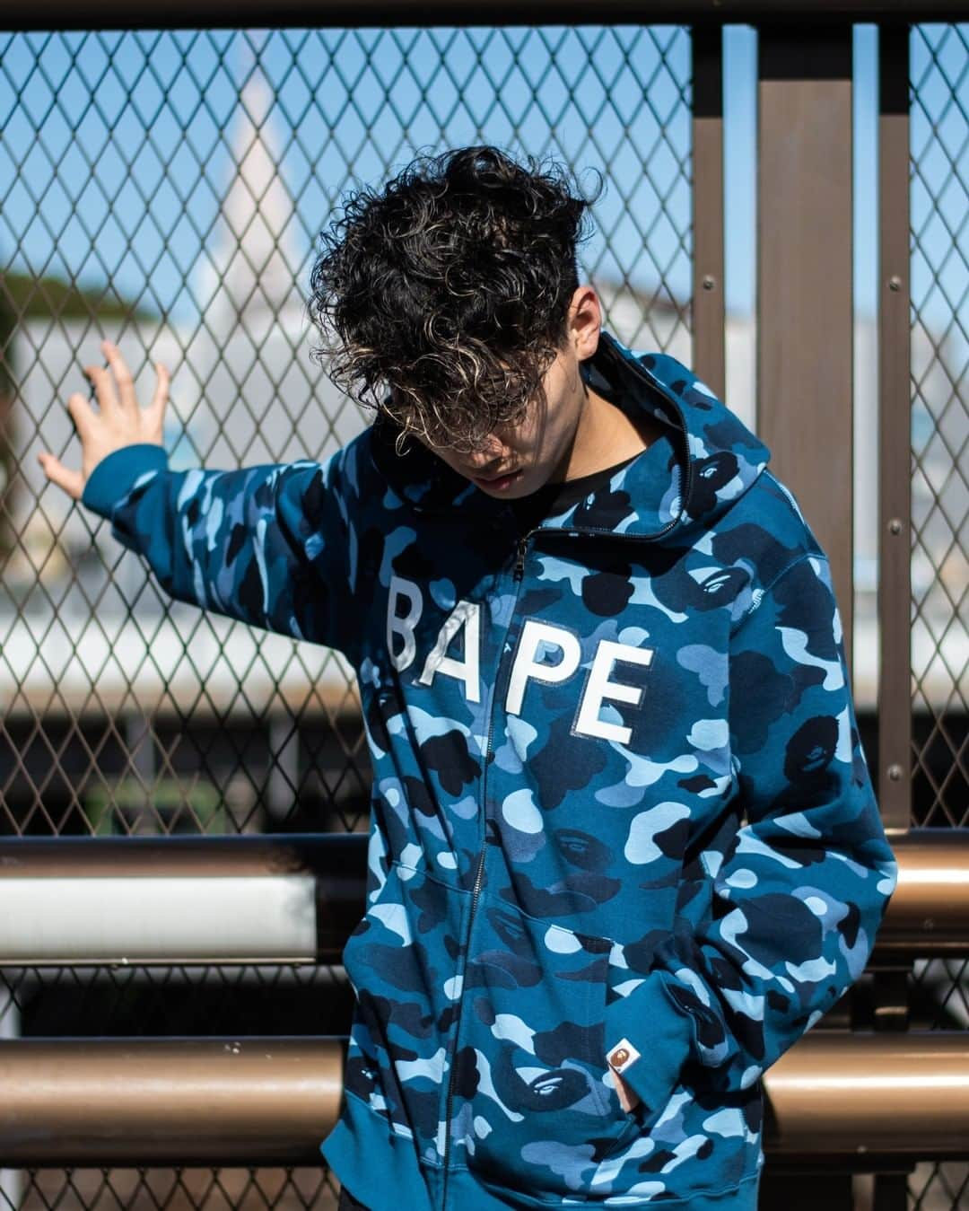 ア ベイシング エイプさんのインスタグラム写真 - (ア ベイシング エイプInstagram)「GRADATION CAMO BAPE FULL ZIP HOODIE available now at BAPE® official locations. #bape」11月28日 7時01分 - bape_japan