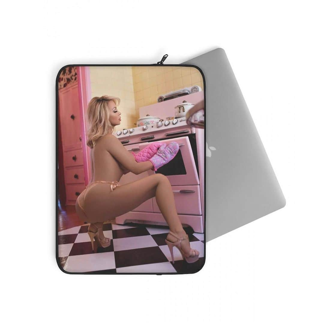 ニッキー・ベンツさんのインスタグラム写真 - (ニッキー・ベンツInstagram)「Laptop sleeves are finally here! Visit my merchandise store NikkiBenzMerch.com to get yours! #nikkibenzmerch」11月28日 7時06分 - nikkibenz