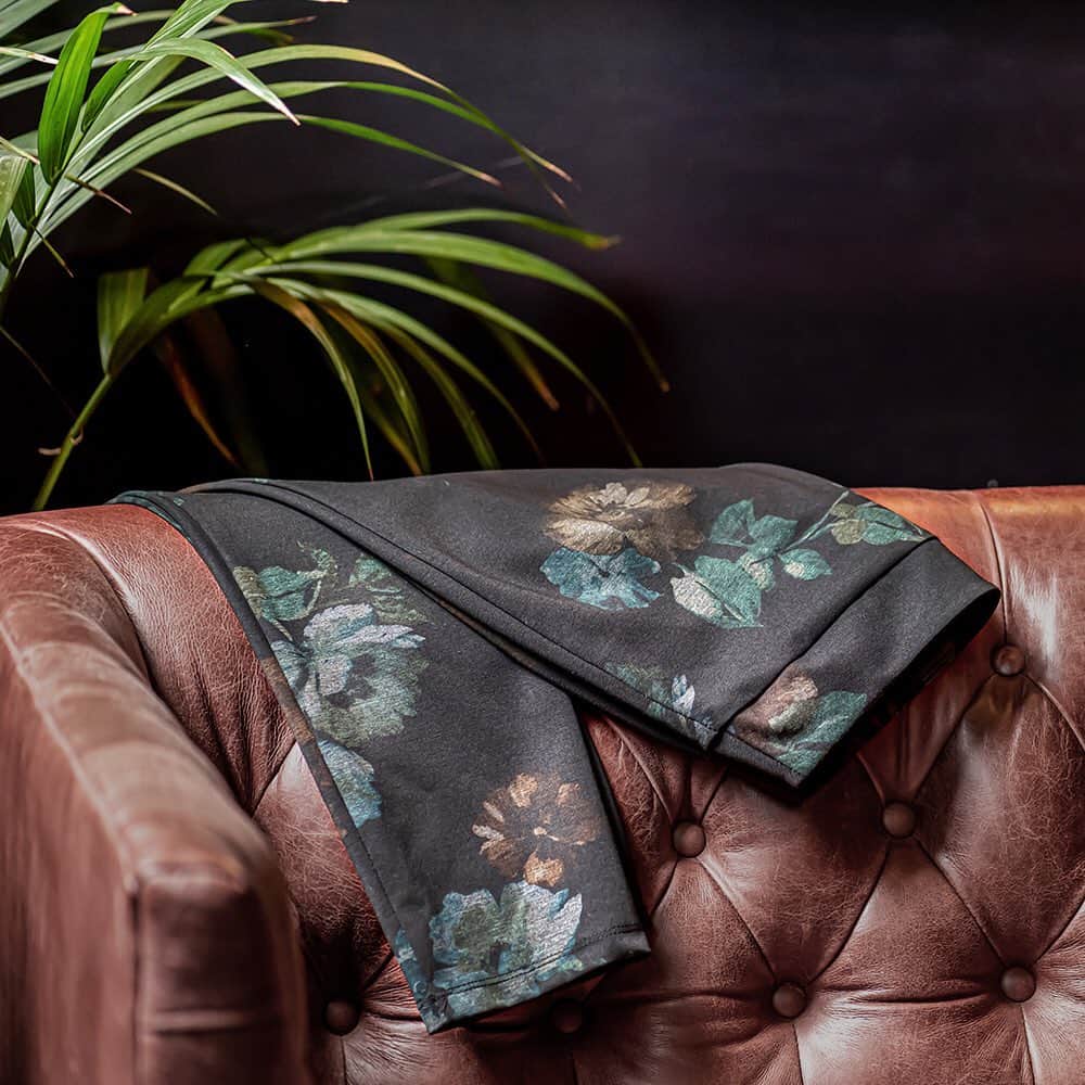 のインスタグラム：「Did you know winter florals are in style. Is this trend for you?  Pant style #194637  #JosephRibkoff #IlovemyJR  Saviez-vous que les fleurs d'hiver sont à la mode? Est-ce que cette tendance est pour vous?  Style de pantalon # 194637 #JosephRibkoff #IlovemyJR」
