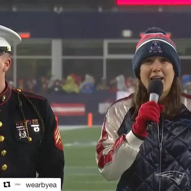 エリン・アンドリューズのインスタグラム：「Love this! #Repost @wearbyea In game host @hannahpozi in our 💣 jacket during Sunday’s @patriots game #Repost A super surprise on #SaluteToService night. Sound on for this one. Thank you for your service and get well soon!!!」