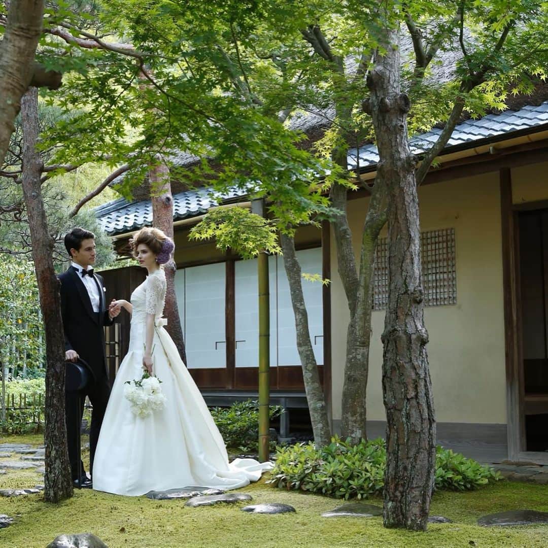 The KAMAKURA WEDDINGさんのインスタグラム写真 - (The KAMAKURA WEDDINGInstagram)「ドレス　ロサ・クララ シンプルなシルクサテンドレスにクラシカルな雰囲気をボレロで表現。 女性のボディラインを美しく魅せてくれます。 日本庭園の新緑に映えるウエディングドレス 洗練された印象を与えます。  #結婚式 #ウェディング #結婚式準備 #花嫁 #着物 #和装 #コーディネート #ロケーションフォト#フォトウエディング#ウエディングフォト#ウエディング#鎌倉 #湘南 #神社 #寺 #フォトジェニック #ウェディングドレス #フォトウェディング #感謝 #和婚 #ウェルカムスペース #披露宴会場#プレ花嫁#日本庭園#和風#隠れ里車屋#明王院」11月28日 7時17分 - thekamakurawedding