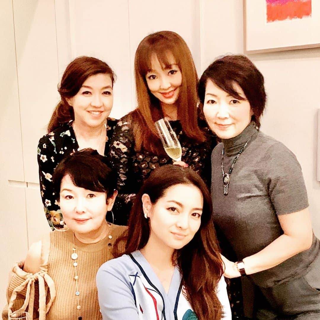 のインスタグラム：「社会で君臨する尊敬出来る方々💕との楽しいひと時でした☺️ 皆様💕のそれぞれの爪垢煎じて飲まなきゃ（笑）❤️ 能力の高い素敵な女性大好きです😘 #女子会#ガールズディナー#ホームパーティー#素敵な女性#素敵な女性達#素敵な出会いにも感謝#神田うの#unokand」