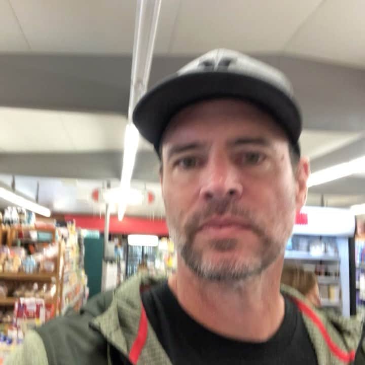 スコット・フォーリーのインスタグラム：「#thanksgivingshopping & friendly neighbors! @themeanchick」