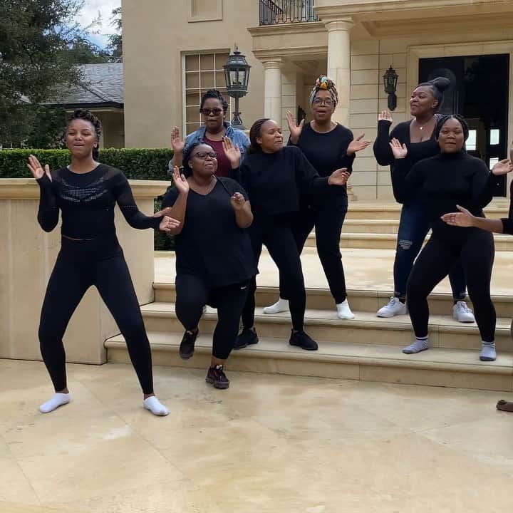 オプラ・ウィンフリーのインスタグラム：「Our 2019 Thanksgiving welcoming committee! Keeping our tradition of every time a new quest arrives.. we Sing em in! Happy Thanksgiving y’all. Hope there’s plenty of song and fun at your house!」