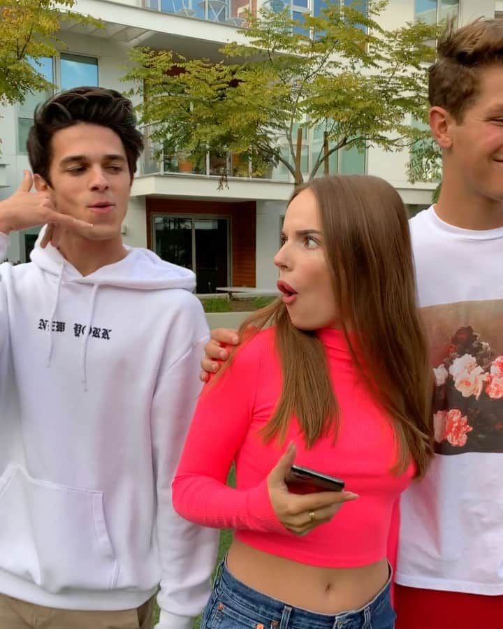 Brent Riveraのインスタグラム：「How to pick up your crush 😏😂 @sashaspilberg @benazelart」