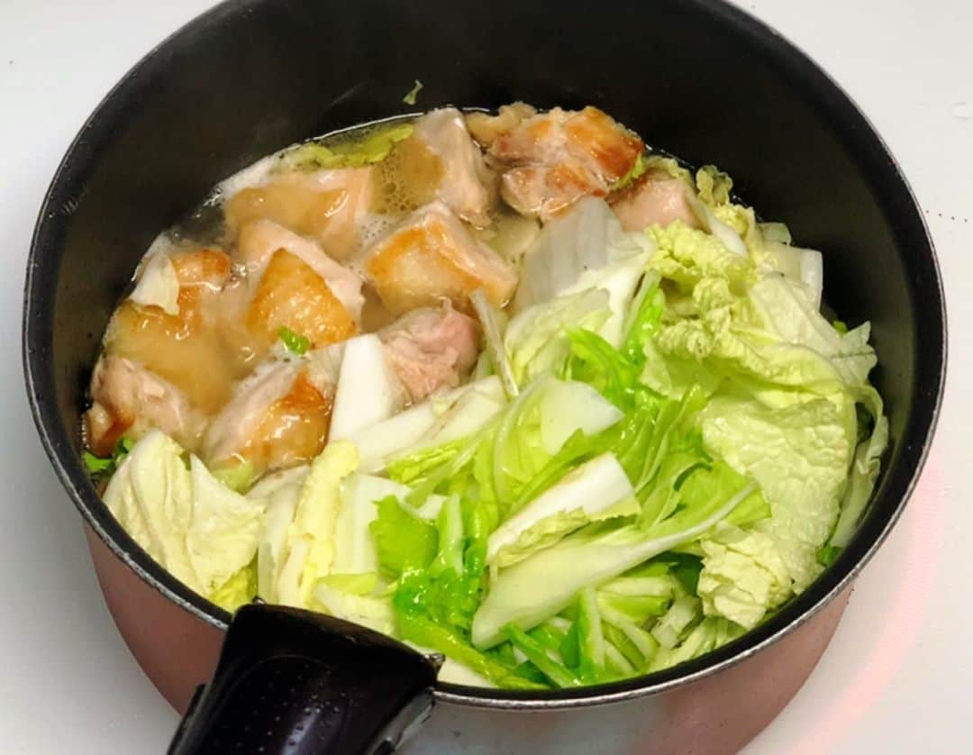 Mizuki【料理ブロガー・簡単レシピ】さんのインスタグラム写真 - (Mizuki【料理ブロガー・簡単レシピ】Instagram)「・﻿ 【レシピ】ーーーーー﻿ ♡あっさりコクうま♡﻿ 鶏肉と白菜のうま塩煮﻿ ーーーーーーーーーー﻿ ﻿ おはようございます(*^^*)﻿ 今日ご紹介させていただくのは﻿ 鶏肉と白菜のうま塩煮♩﻿ あっさりコクのあるスープに﻿ 鶏肉がゴロっと入って食べ応え抜群♡﻿ クタクタに煮えた白菜がまた﻿ 最高に美味しいですよ〜♫﻿ ﻿ 作り方は超簡単(*´艸`)﻿ 鶏肉をさっと炒めたら﻿ 材料全部入れて煮るだけ！﻿ 煮込み時間たった8分で﻿ あっという間に完成します♡﻿ ﻿ ﻿ ーーーーーーーーーーーー﻿ 【2人分】﻿ 鶏もも肉...1枚(250g)﻿ 白菜...1/8個(300g)﻿ にんにく...1かけ﻿ ごま油...小1﻿ ●水...300ml﻿ ●酒・みりん...各大1﻿ ●鶏がらスープ...小2﻿ ●塩...ふたつまみ﻿ (好みで)粗挽き黒こしょう...適量﻿ ﻿ 1.鶏肉は3cm大に切る。白菜はザク切りにする。にんにくは薄切りにする。﻿ 2.鍋にごま油を入れて中火で熱し、鶏肉を入れて両面焼き色が付くまで焼く。﻿ 3.●、白菜、にんにくを入れ、たまに混ぜながら8分煮る。器に盛り、粗挽き黒こしょうを振る。﻿ ーーーーーーーーーーーー﻿ ﻿ ﻿ 《ポイント》﻿ ♦︎にんにくの代わりに生姜でも◎﻿ ♦︎きのこを加えてカサ増ししても♩﻿ ﻿ ﻿ ﻿ 【お知らせ】﻿ ストーリーズでは一日数回﻿ 別レシピをご紹介しております(*^^*)﻿ ＊コメントは最新の投稿に下さいますよう﻿ お願い致しますm(_ _)m﻿ ﻿ ﻿ ﻿ 🎀新刊【#ほめられごはん 】🎀﻿ 🔹おかげさまで重版しました！！🔹﻿ 楽天ブックスでご購入いただきますと﻿ レシピカードの特典がついてきます♡﻿ ﻿ ﻿ ﻿ #ブログ更新しました﻿ ブログはホームのリンクよりご覧下さい↓﻿ @mizuki_31cafe﻿ 【Mizuki公式ラインブログ】﻿ https://lineblog.me/mizuki_official/﻿ ﻿ ﻿ ﻿ #鶏肉#白菜#煮物#スピードおかず#うま塩煮﻿ #Mizuki#簡単レシピ#時短レシピ#節約レシピ#料理#レシピ#フーディーテーブル#おうちごはん#おうちカフェ#デリスタグラマー#料理好きな人と繋がりたい#料理ブロガー#おうちごはんlover#器#マカロニメイト﻿ #foodpic#follow#cooking#recipe#lin_stagrammer#鶏肉と白菜のうま塩煮m」11月28日 7時48分 - mizuki_31cafe