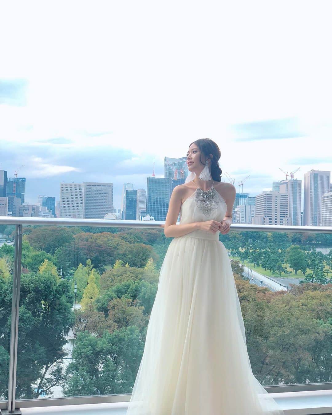 May Pakdee メイ パクディさんのインスタグラム写真 - (May Pakdee メイ パクディInstagram)「#PalaceHotel wedding shoot 🙈💕 what a place to be, overlooking the palace and beautiful Japanese garden. 🍃. My favorite stop at the hotel for the view xx  #inthemoment 😌✨ #weddingshoot #love #tokyo #japan #modeling . . . #パレスホテル　にてウェディング撮影でした。皇居や日本庭園が見てるなんて夢みたいな場所でした🙈✨#ウェディング　#ウェディング撮影　#東京 #パレスホテル東京」11月28日 7時46分 - maypakdee