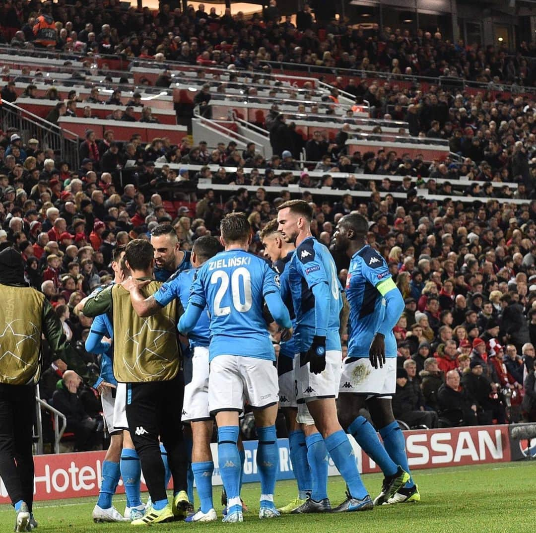 SSCナポリさんのインスタグラム写真 - (SSCナポリInstagram)「📸 Gli scatti di ‪#LIVNAP‬ 1-1 🏆 @championsleague #UCL 💙 #ForzaNapoliSempre」11月28日 7時51分 - officialsscnapoli